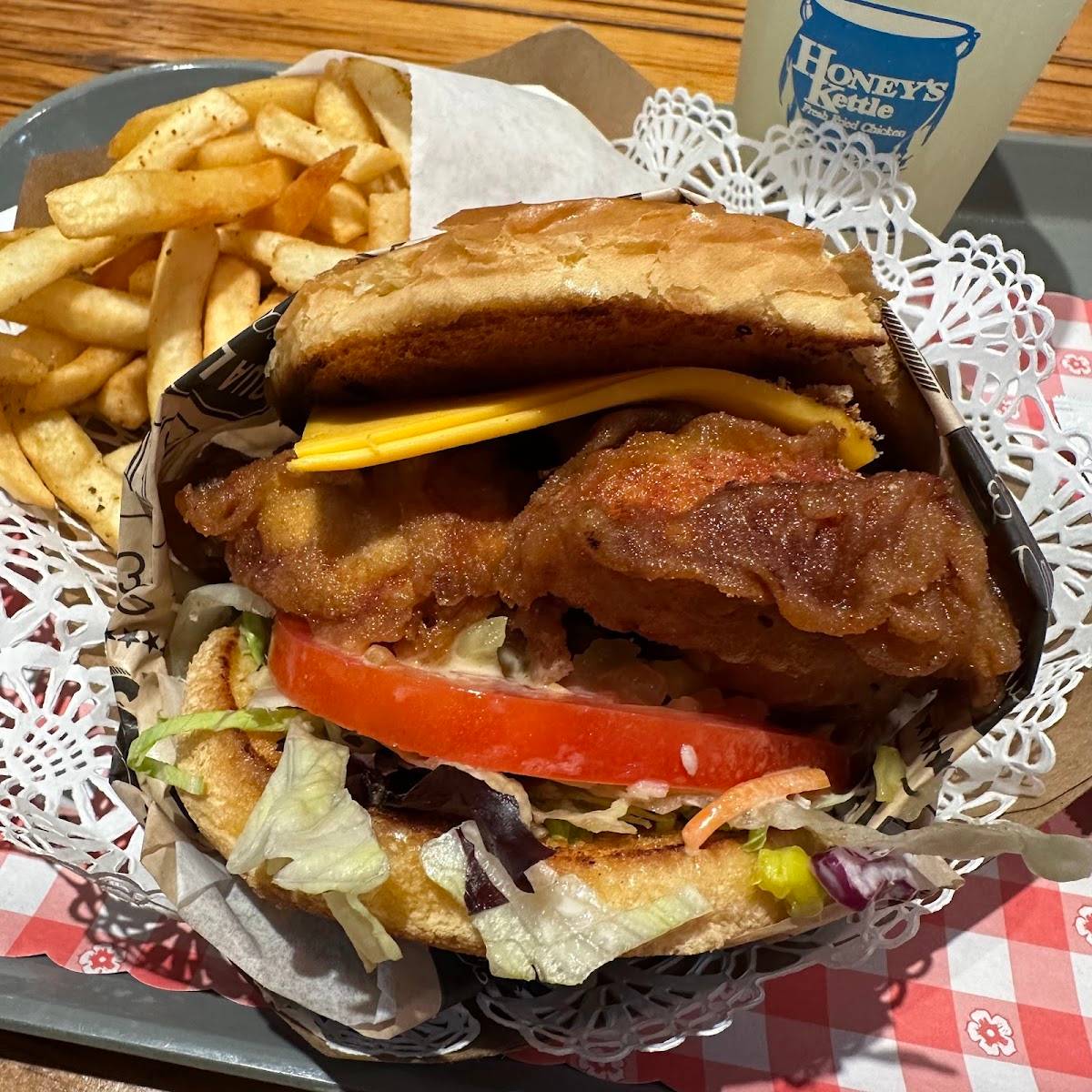 Honey's Kettle Fried Chicken restaurant in Culver City - photo 4