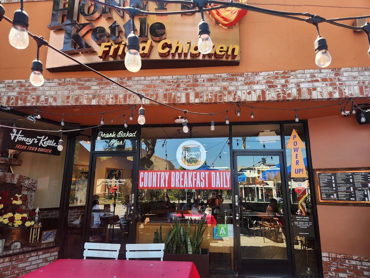 Honey's Kettle Fried Chicken restaurant in Culver City - photo 5
