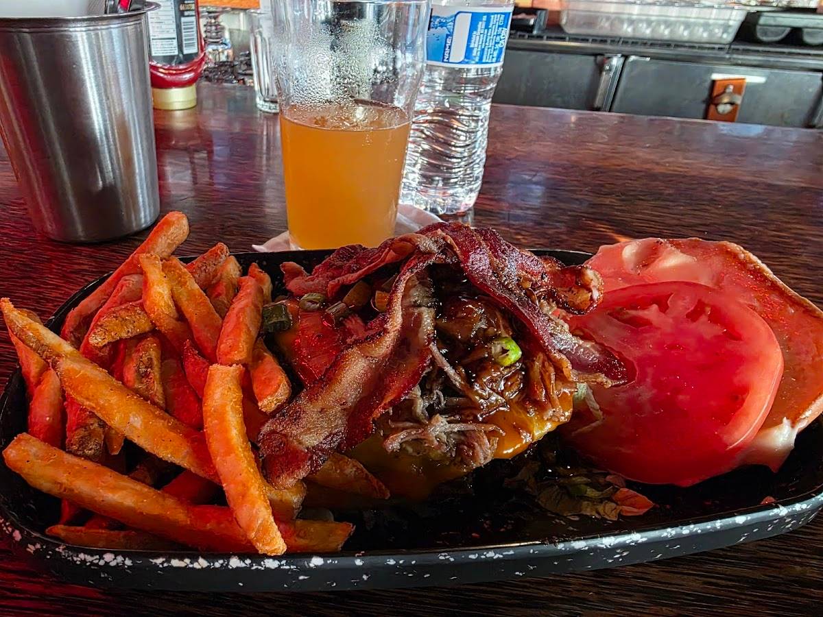 Cheeseburger In Paradise restaurant in Honolulu - photo 3