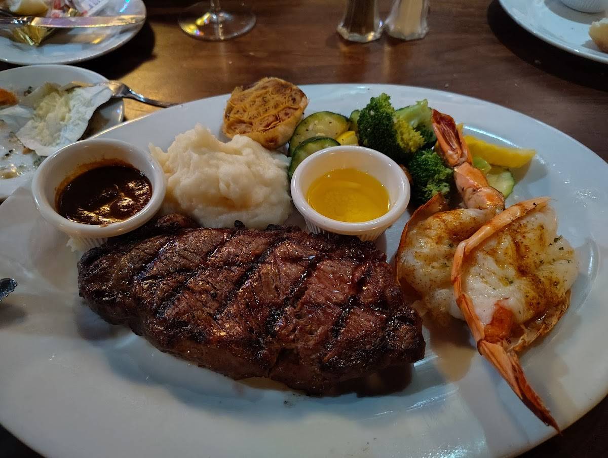 Spin A Yarn Steakhouse restaurant in Fremont - photo 3