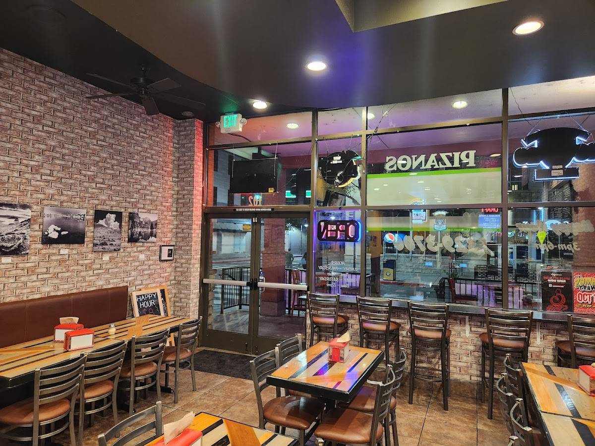 Pizanos Pizza restaurant in Reno - photo 5