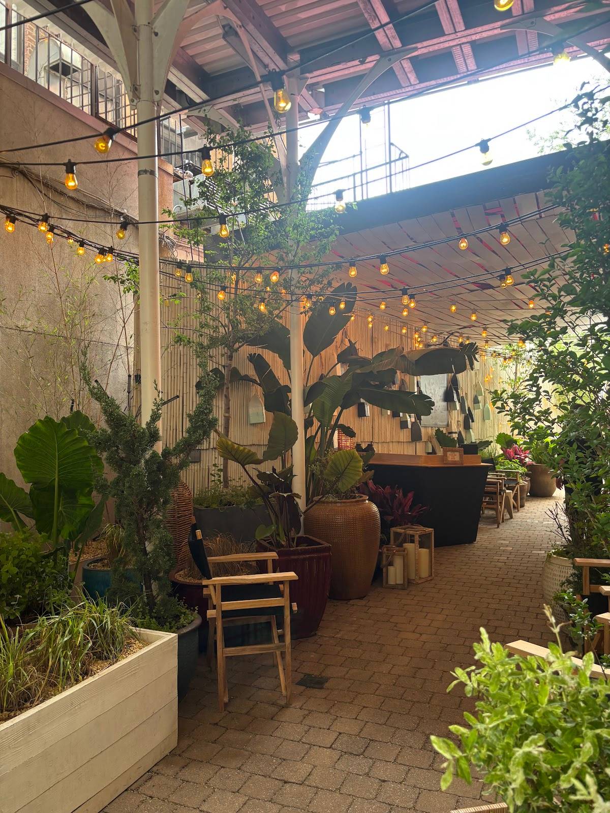 Gilligan's restaurant in New York - photo 2