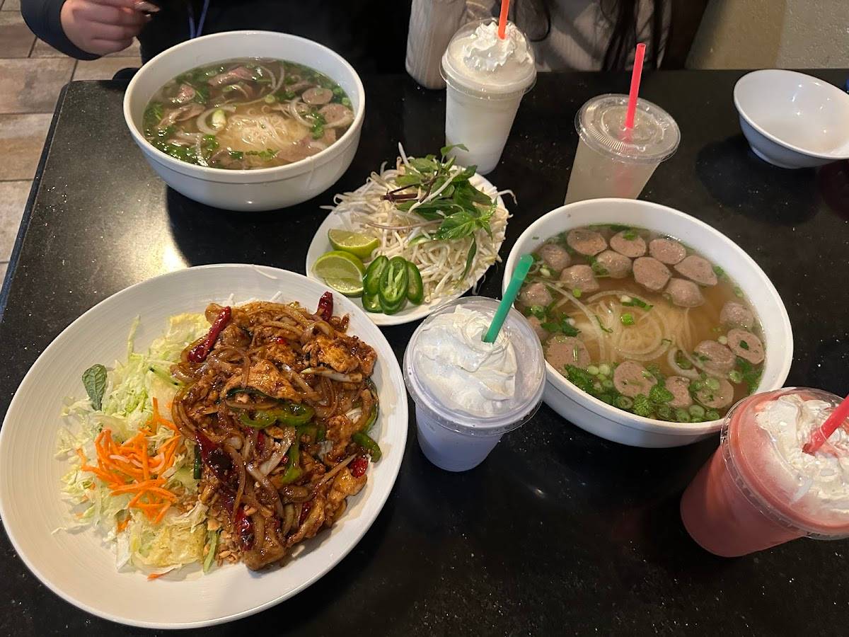 Pho Saigon Bay Restaurant - Photo 3