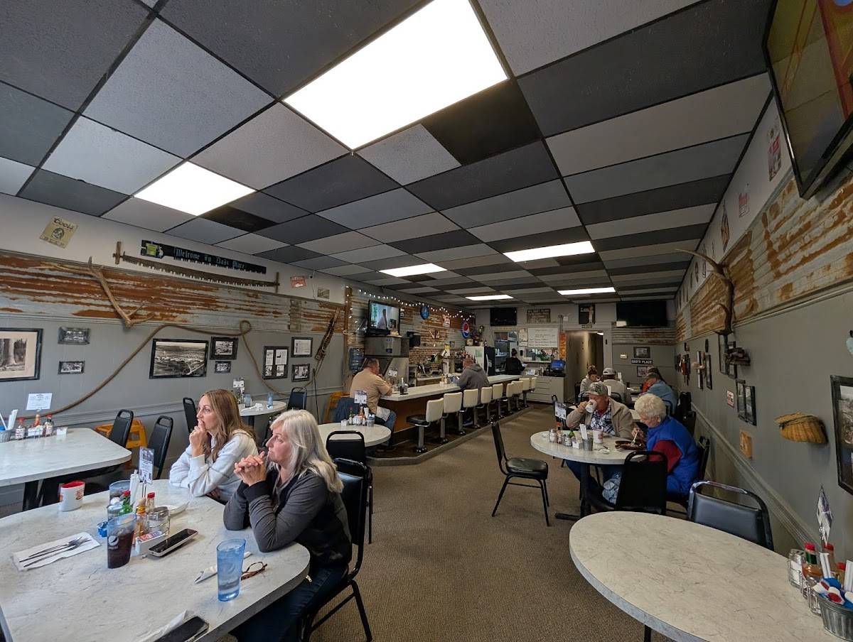 Dad's Place restaurant in Prineville - photo 8