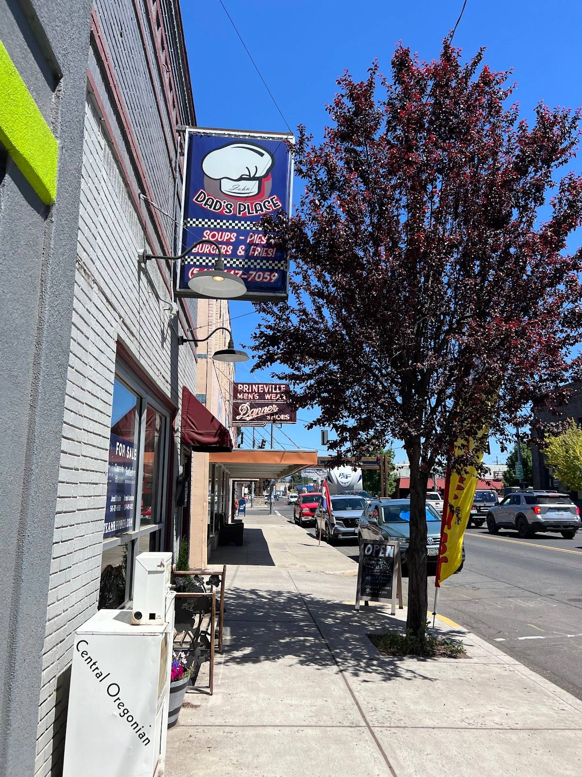 Dad's Place restaurant in Prineville - photo 9