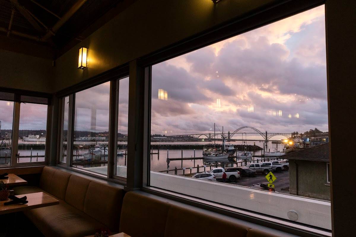 Local Ocean Seafoods restaurant in Newport - photo 4