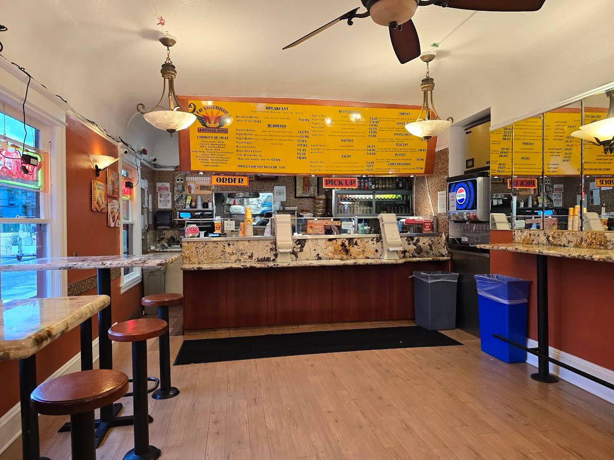 La Victoria Taqueria - Photo 5