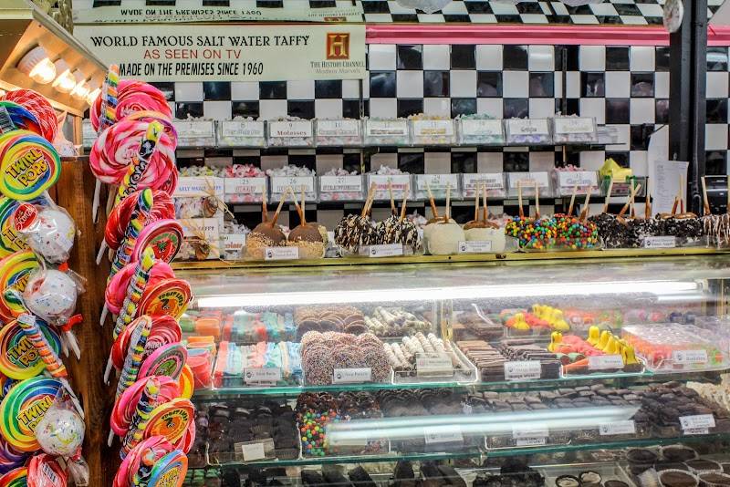 Carousel Candies restaurant in Monterey - photo 3