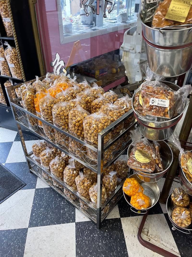 Carousel Candies restaurant in Monterey - photo 4