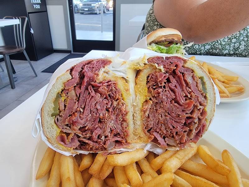 Golden Ox Burgers restaurant in Montebello - photo 4