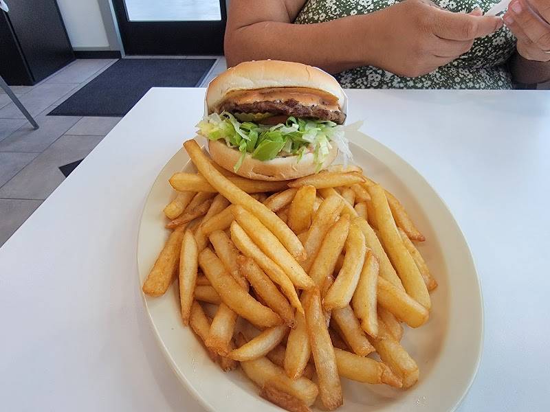 Golden Ox Burgers restaurant in Montebello - photo 5