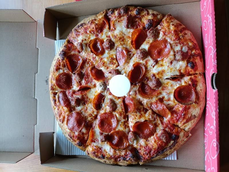 Delish Pizza restaurant in Sacramento - photo 4