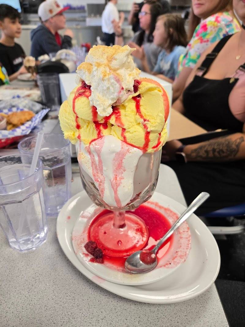 Leatherby's Family Creamery restaurant in Sacramento - photo 3