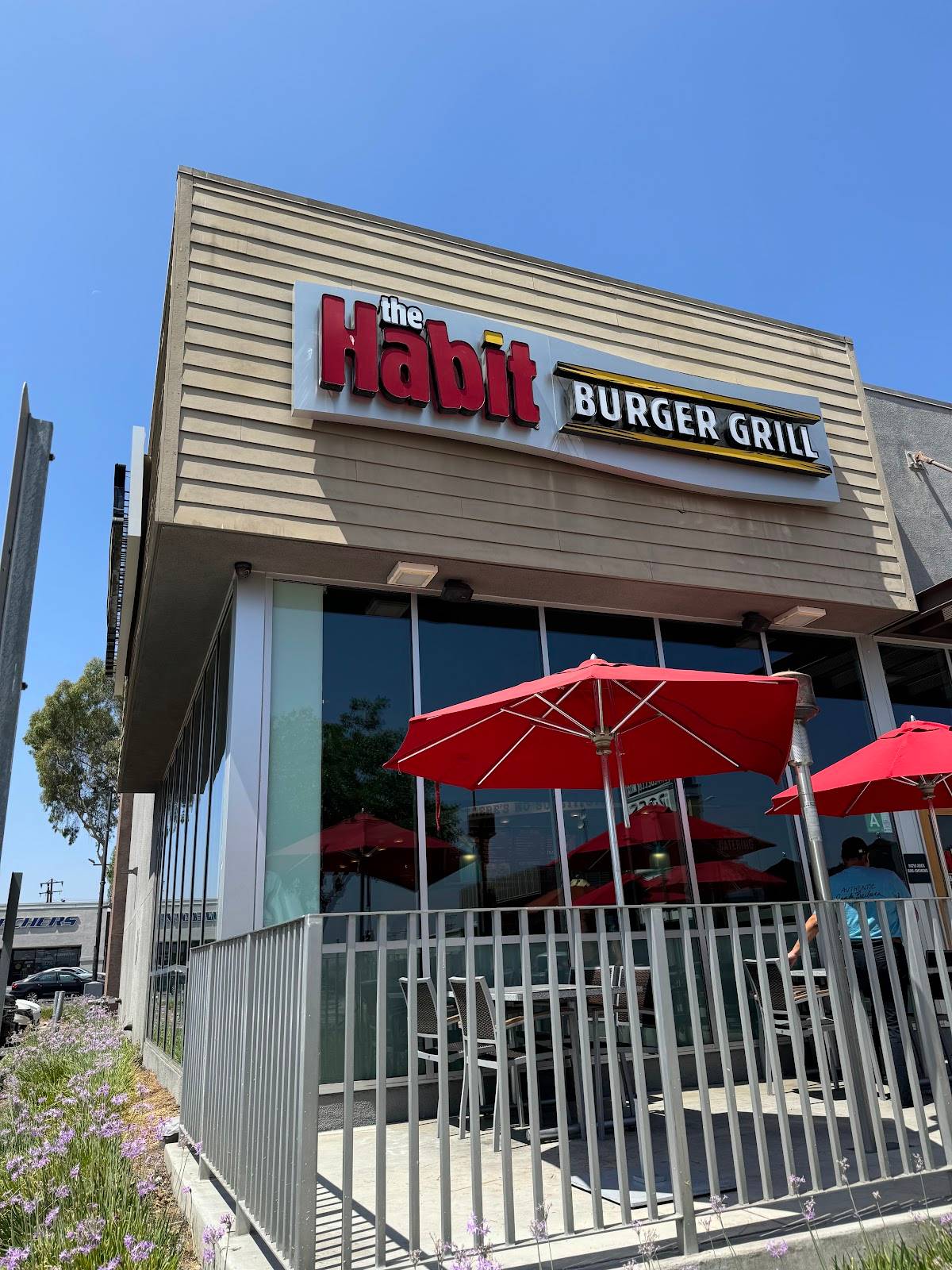 Habit Burger & Grill restaurant in Montebello - photo 7