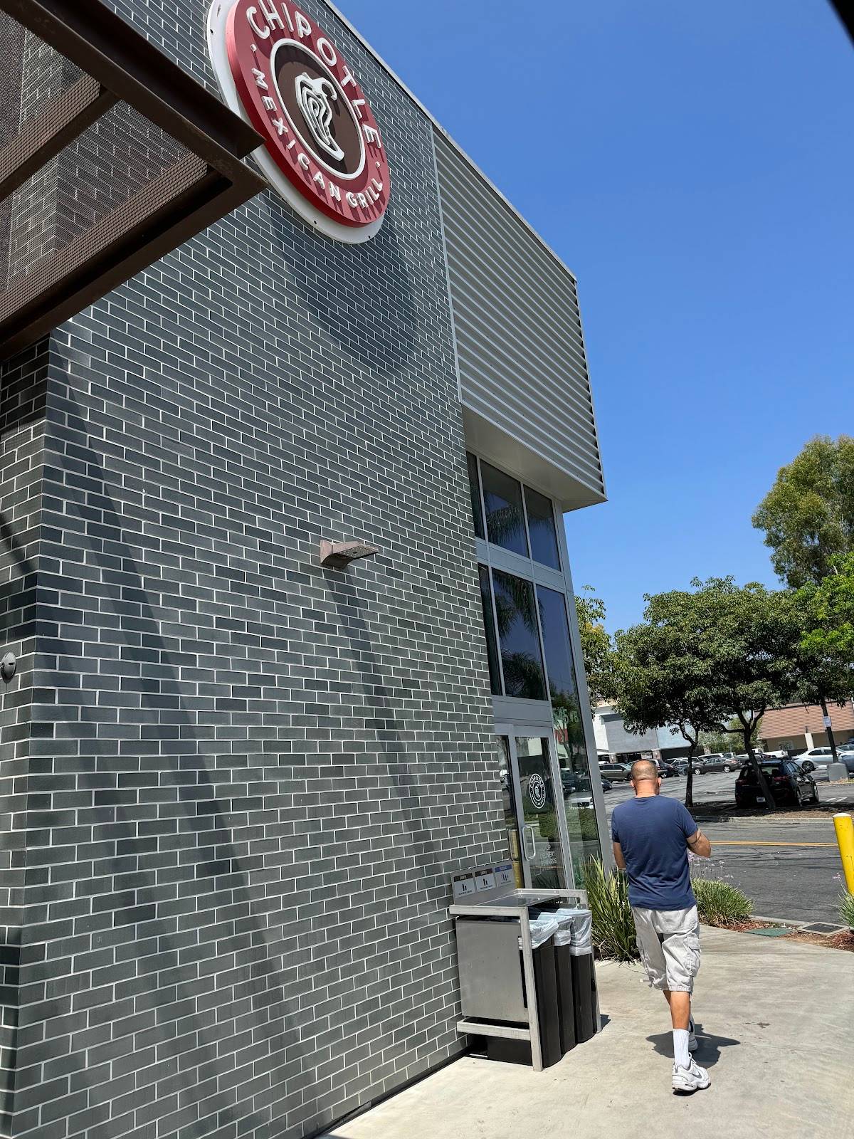 Chipotle Mexican Grill restaurant in Montebello - photo 4