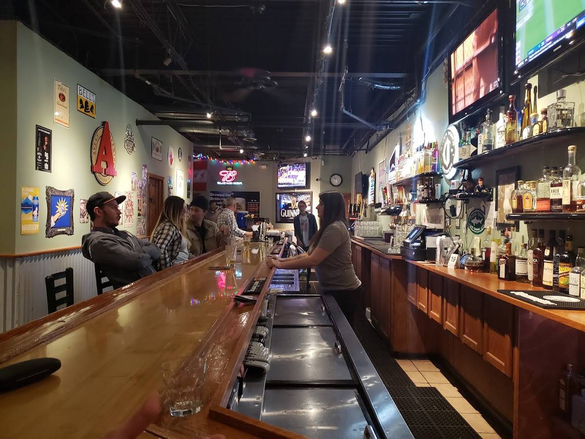 Bluff Street Bar & Billiards restaurant in Boulder - photo 4