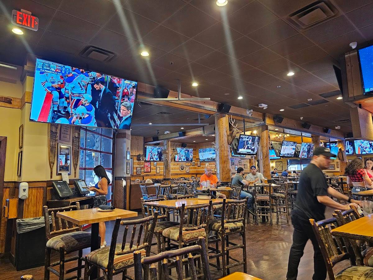 Twin Peaks restaurant in Phoenix - photo 3