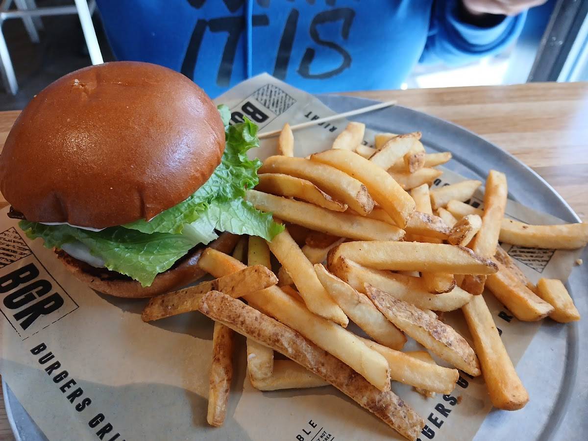 BGR Burgers Grilled Right restaurant in Atlanta - photo 3