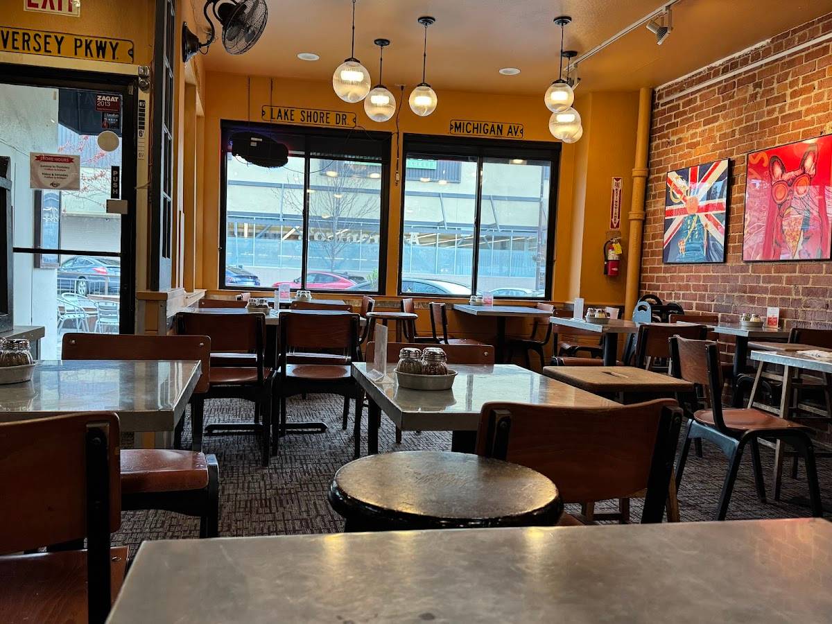 Zachary's Chicago Pizza restaurant in Berkeley - photo 2