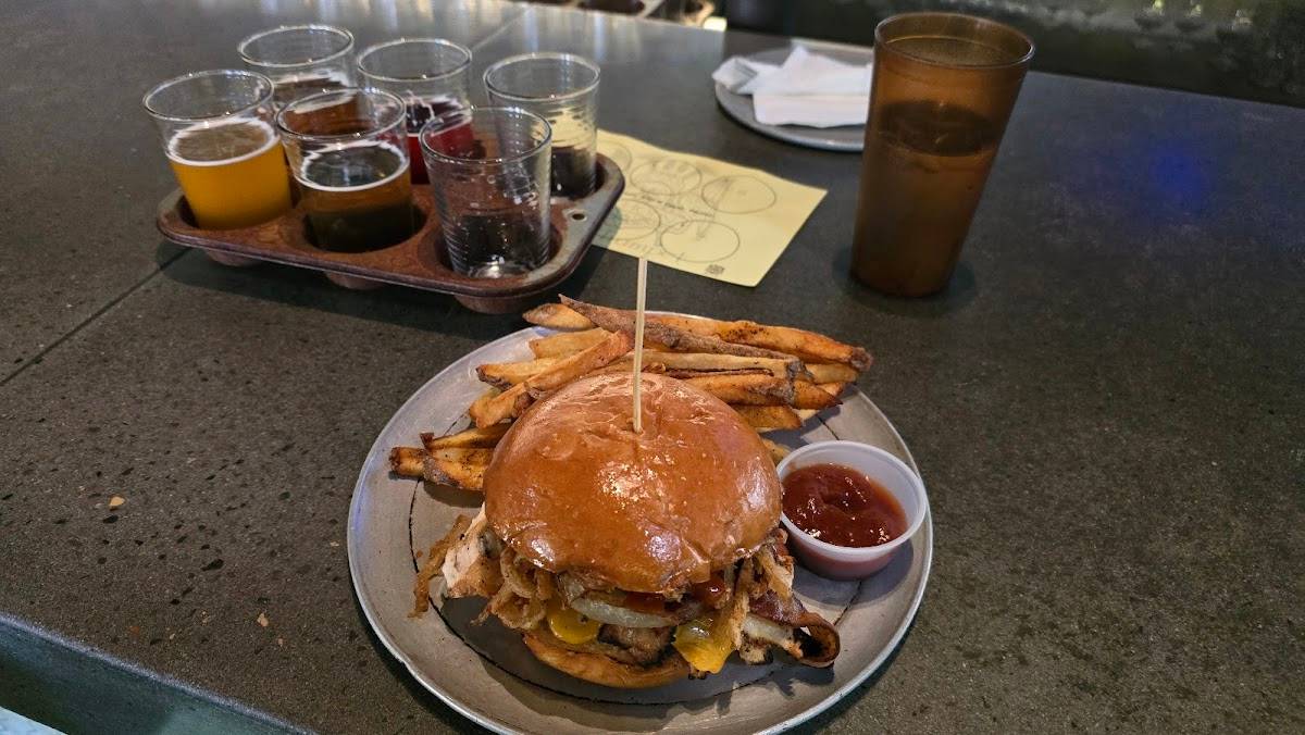 Angel's Trumpet Ale House restaurant in Phoenix - photo 3