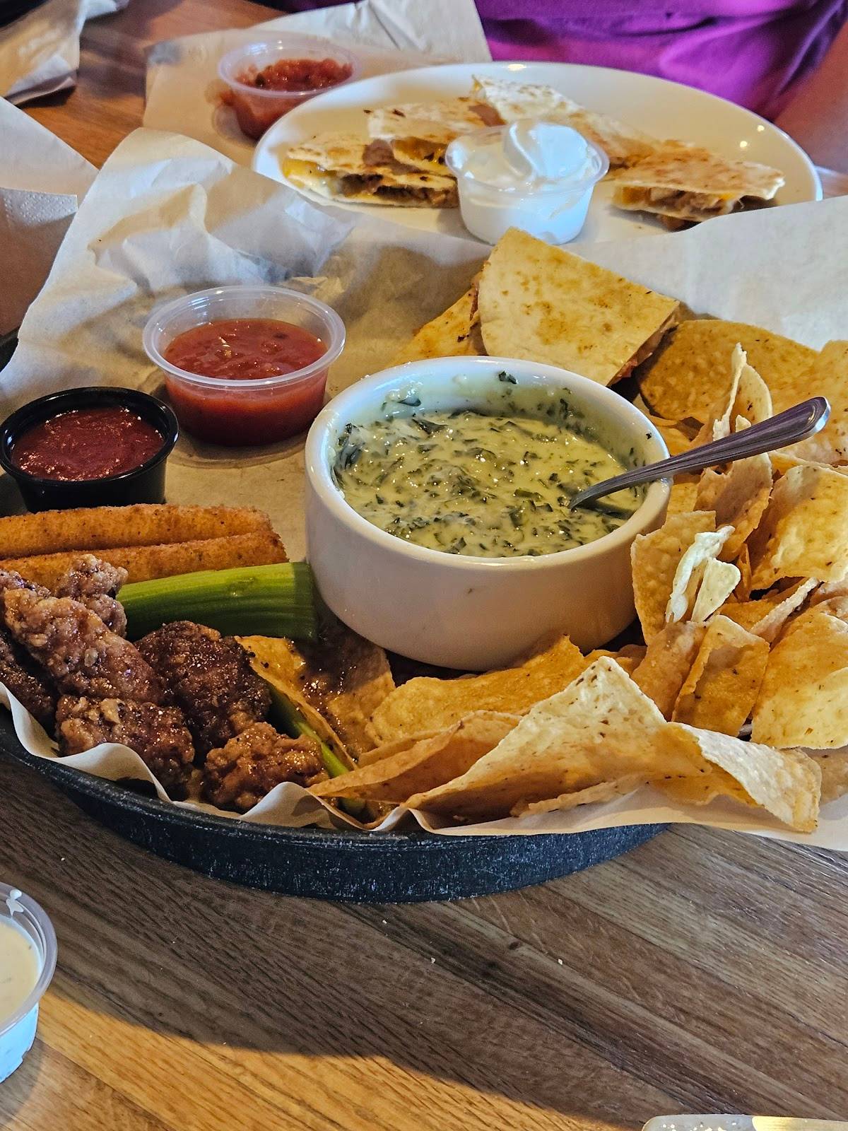 Applebee's Grill + Bar restaurant in Springfield - photo 5