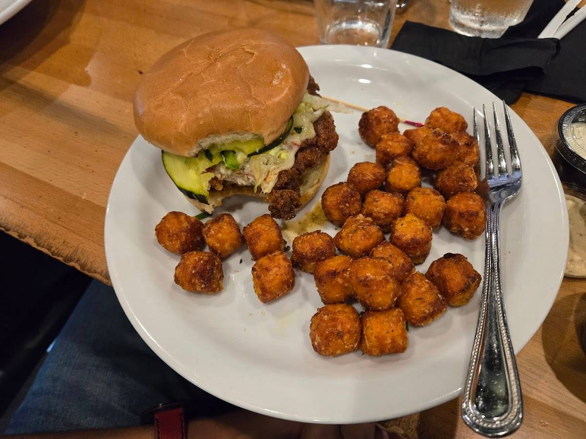 Legacy Pointe Eatery restaurant in Springfield - photo 2