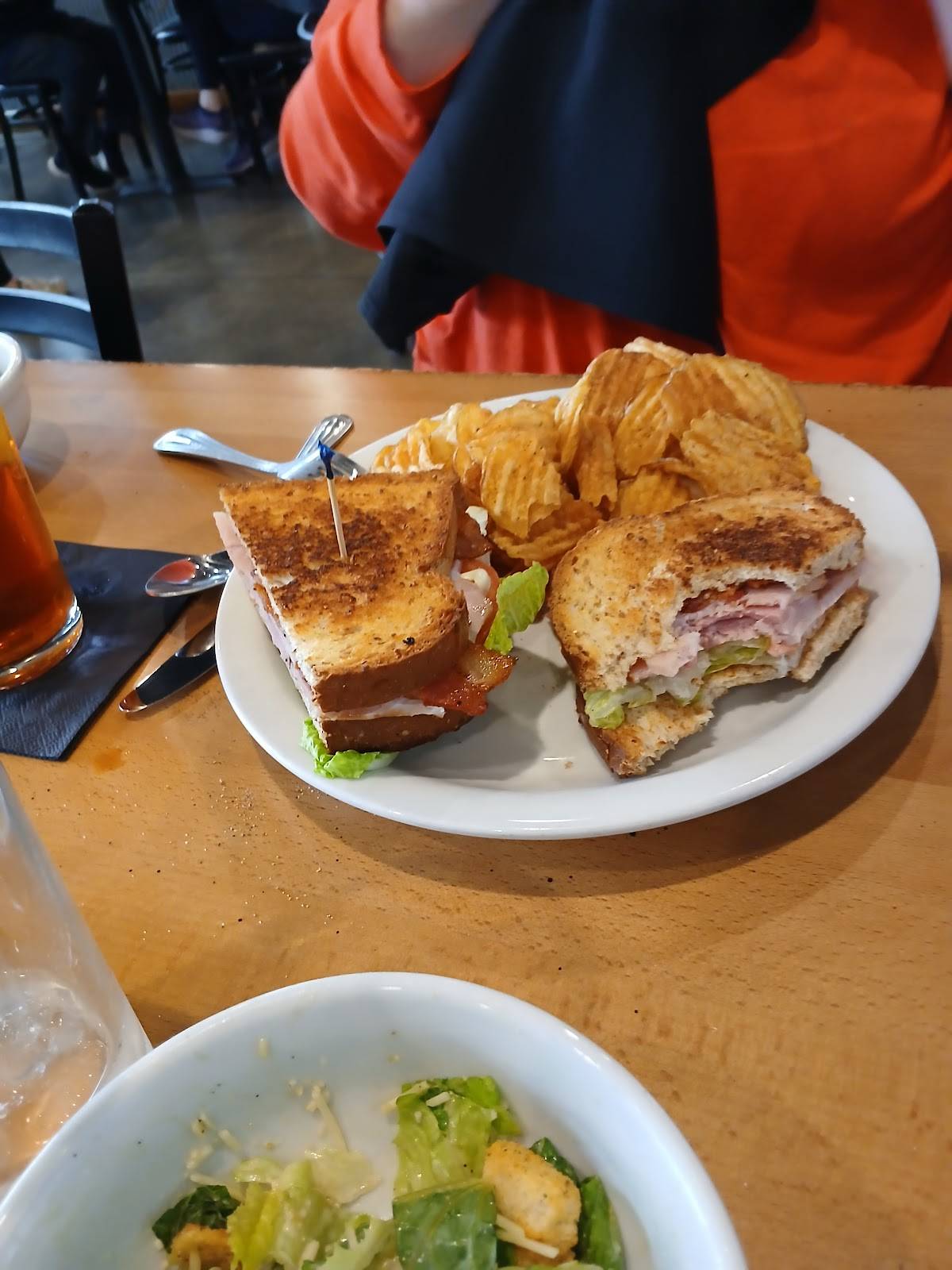 Legacy Pointe Eatery restaurant in Springfield - photo 5