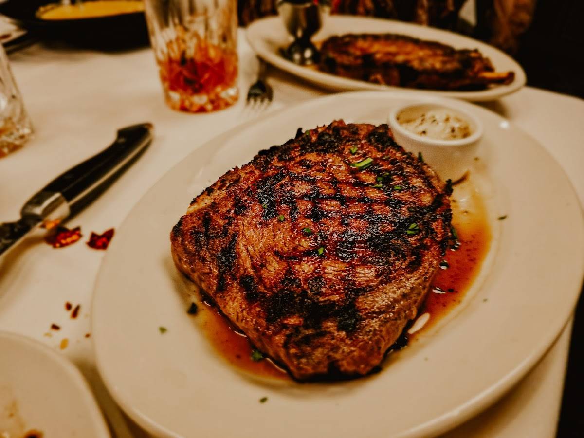 Morton's The Steakhouse restaurant in Los Angeles - photo 4