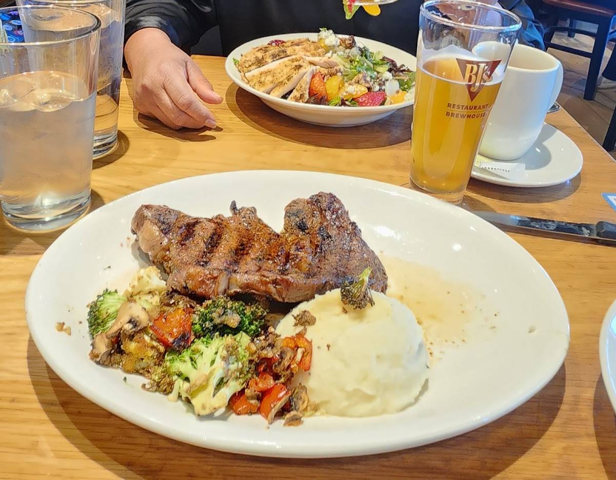 BJ's Restaurant & Brewhouse restaurant in San Jose - photo 3