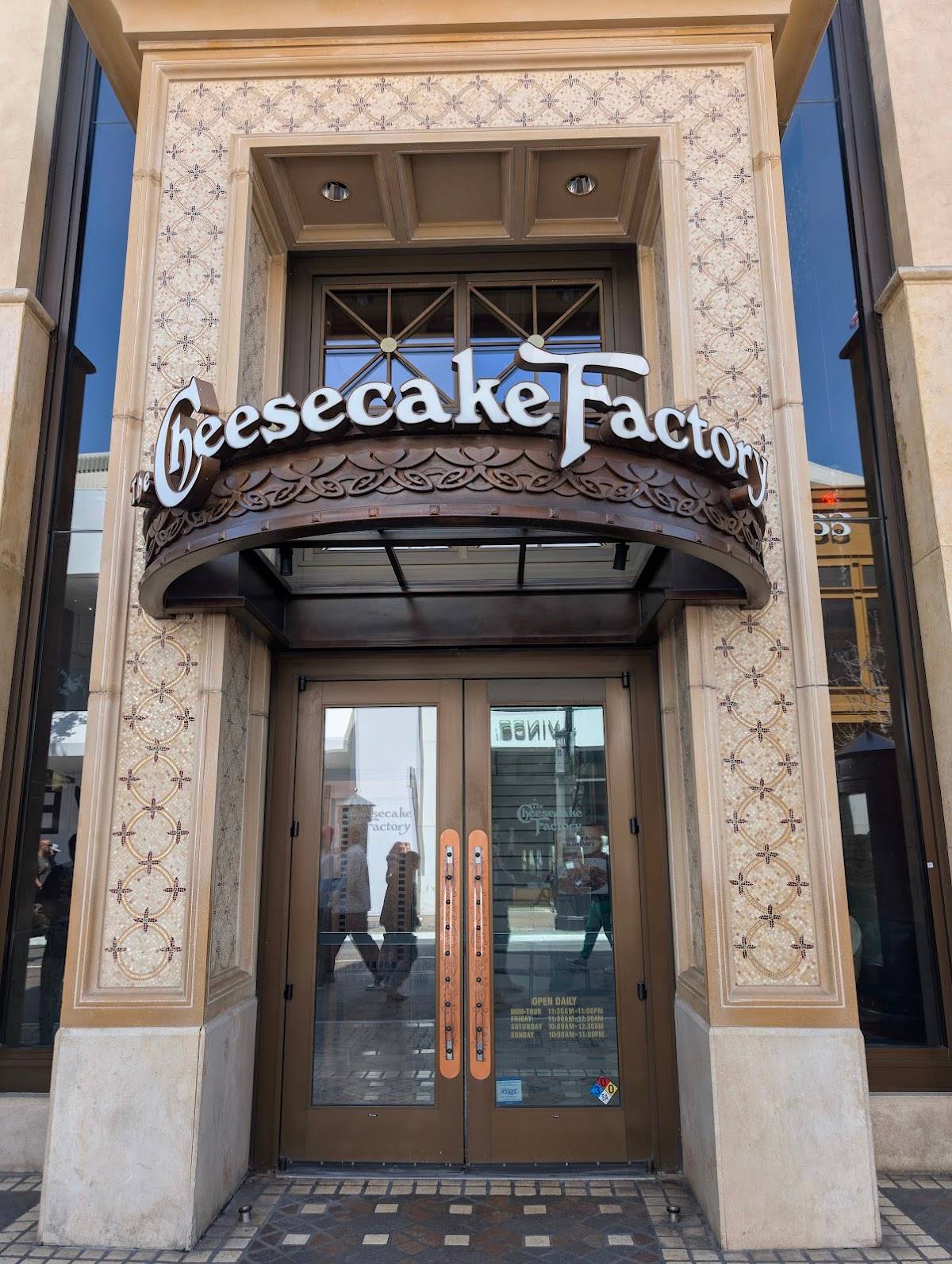 The Cheesecake Factory restaurant in Los Angeles - photo 5