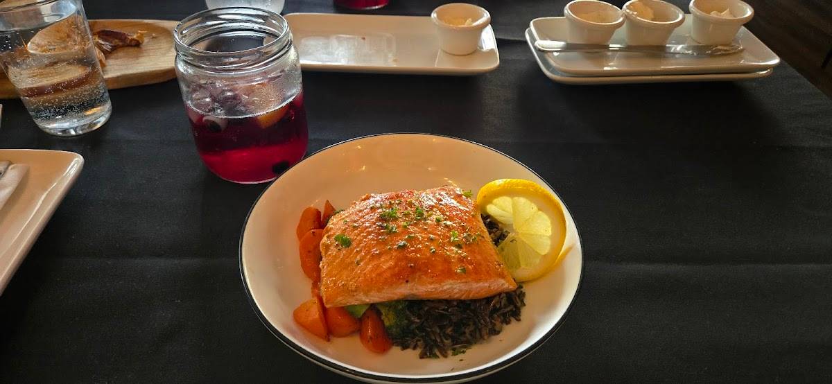 Salmon n' Bannock restaurant in Vancouver - photo 5