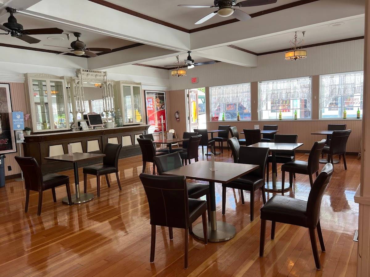 Mai’s Café restaurant in Burnaby - photo 3