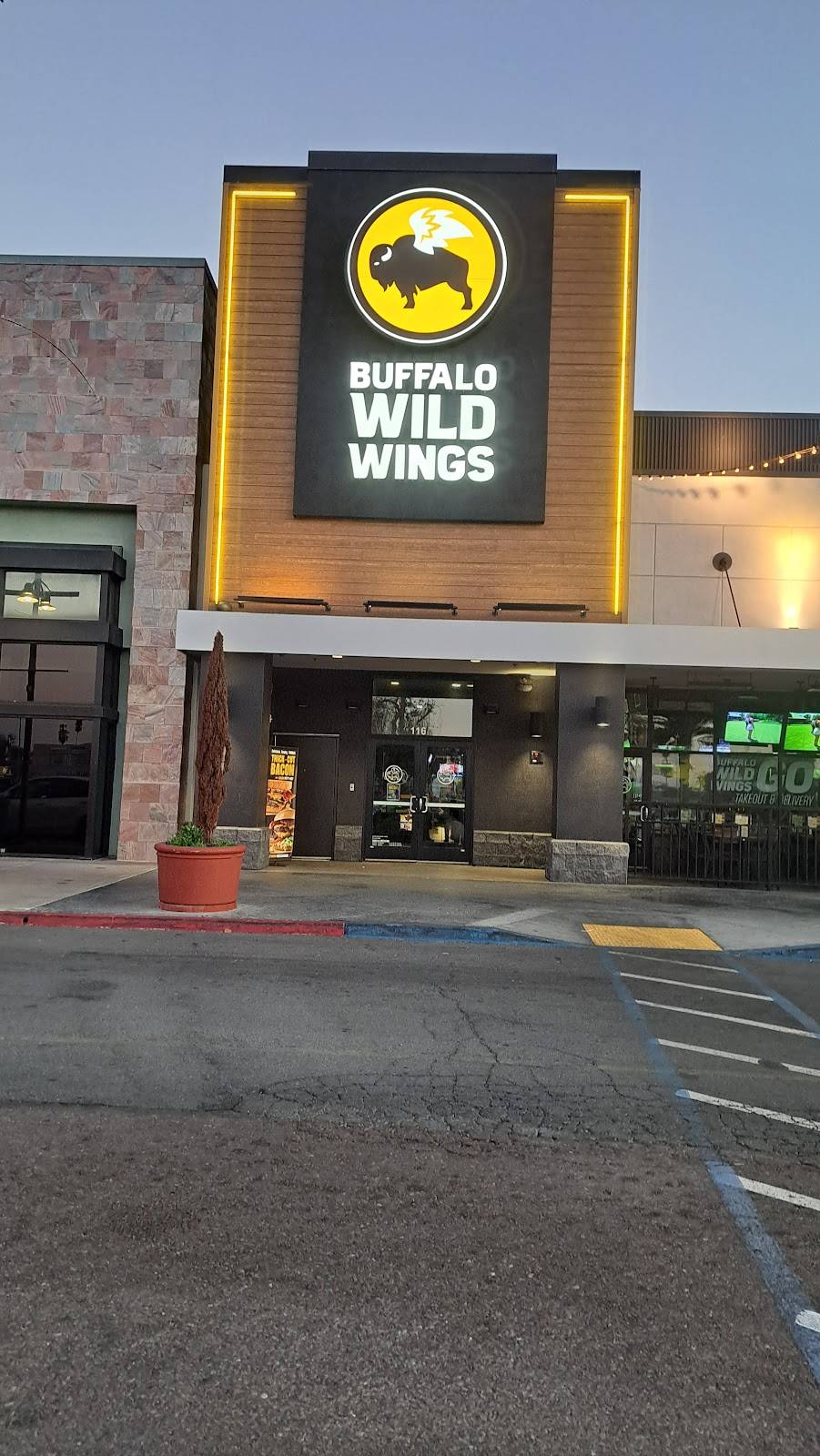 Buffalo Wild Wings restaurant in Chula Vista - photo 4
