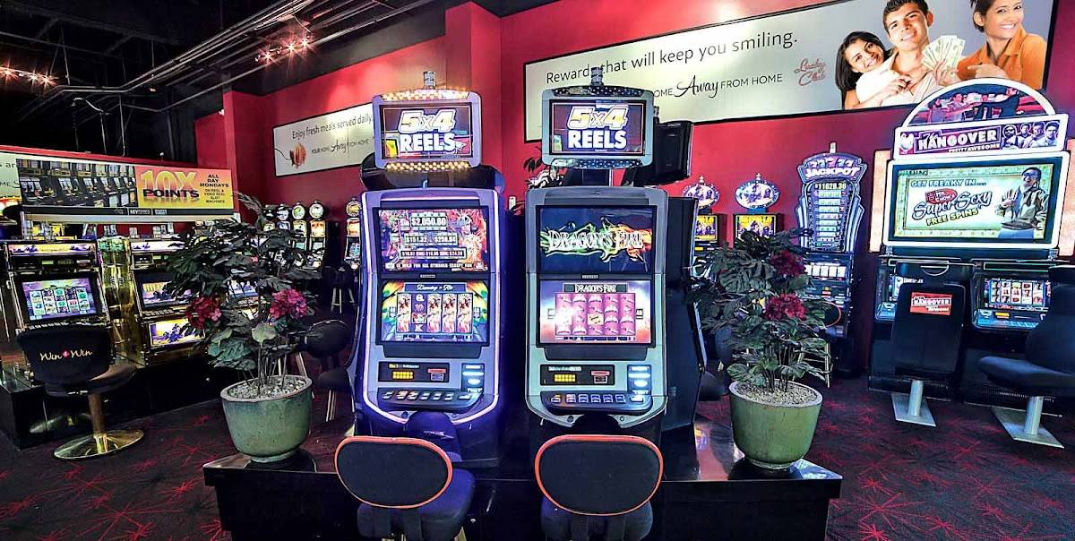 Ojos Locos Sports Cantina y Casino restaurant in North Las Vegas - photo 5