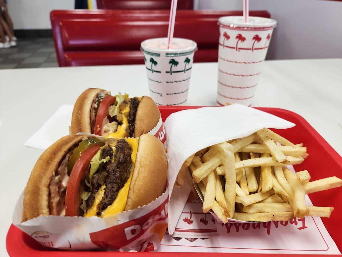 In-N-Out Burger restaurant in Redding - photo 3
