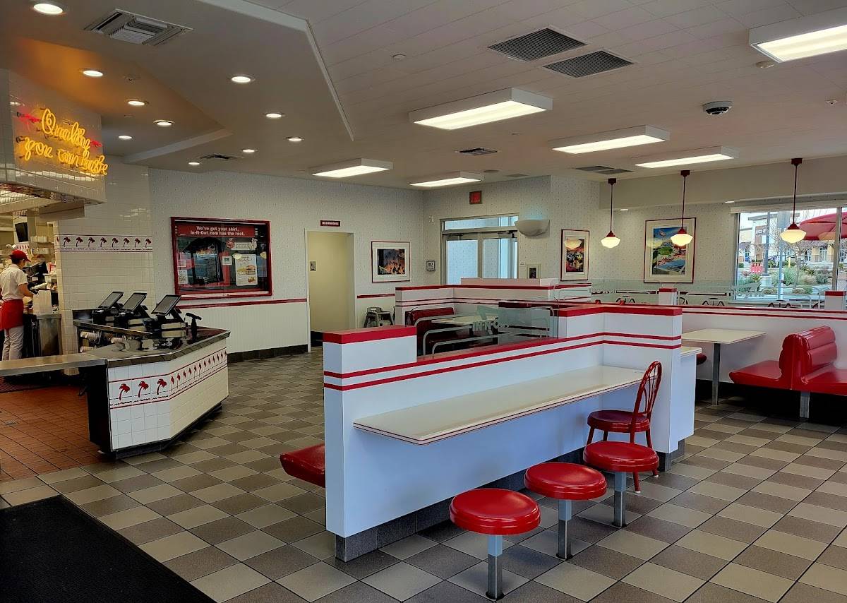 In-N-Out Burger restaurant in Redding - photo 4