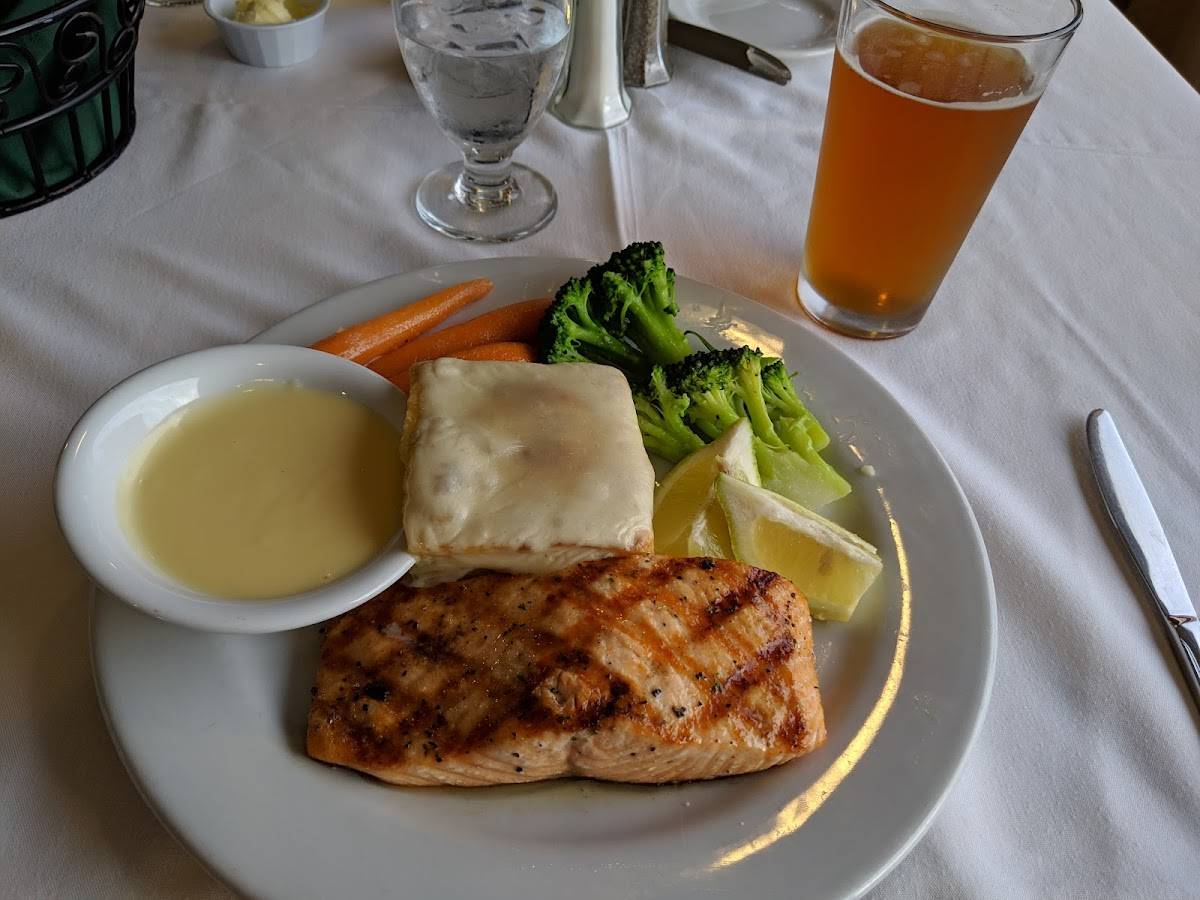 Vintners Bar & Grill restaurant in Santa Maria - photo 2