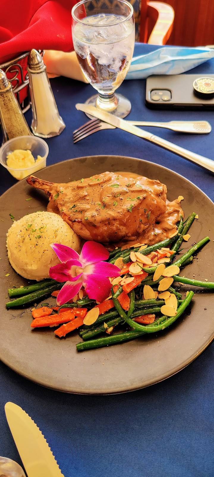 Vintners Bar & Grill restaurant in Santa Maria - photo 3