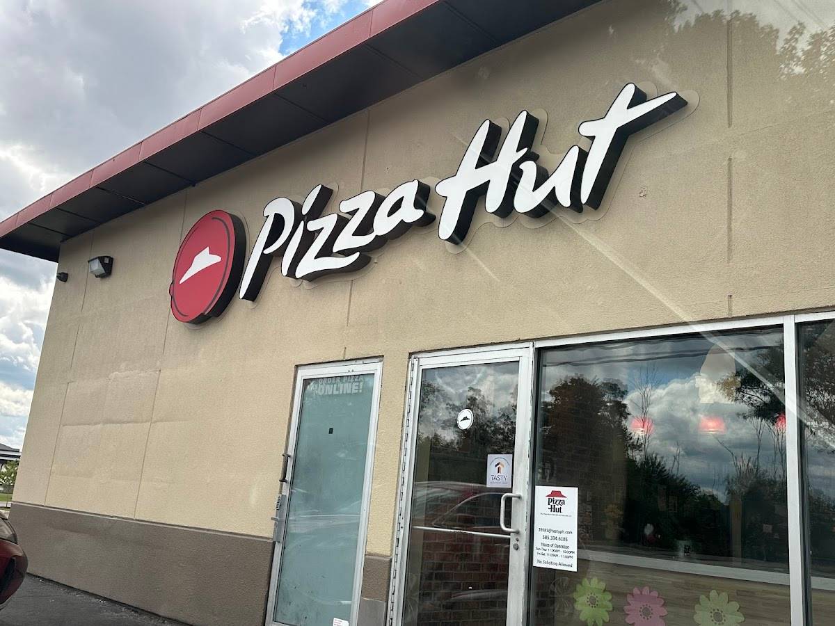 Pizza Hut restaurant in Rochester - photo 4