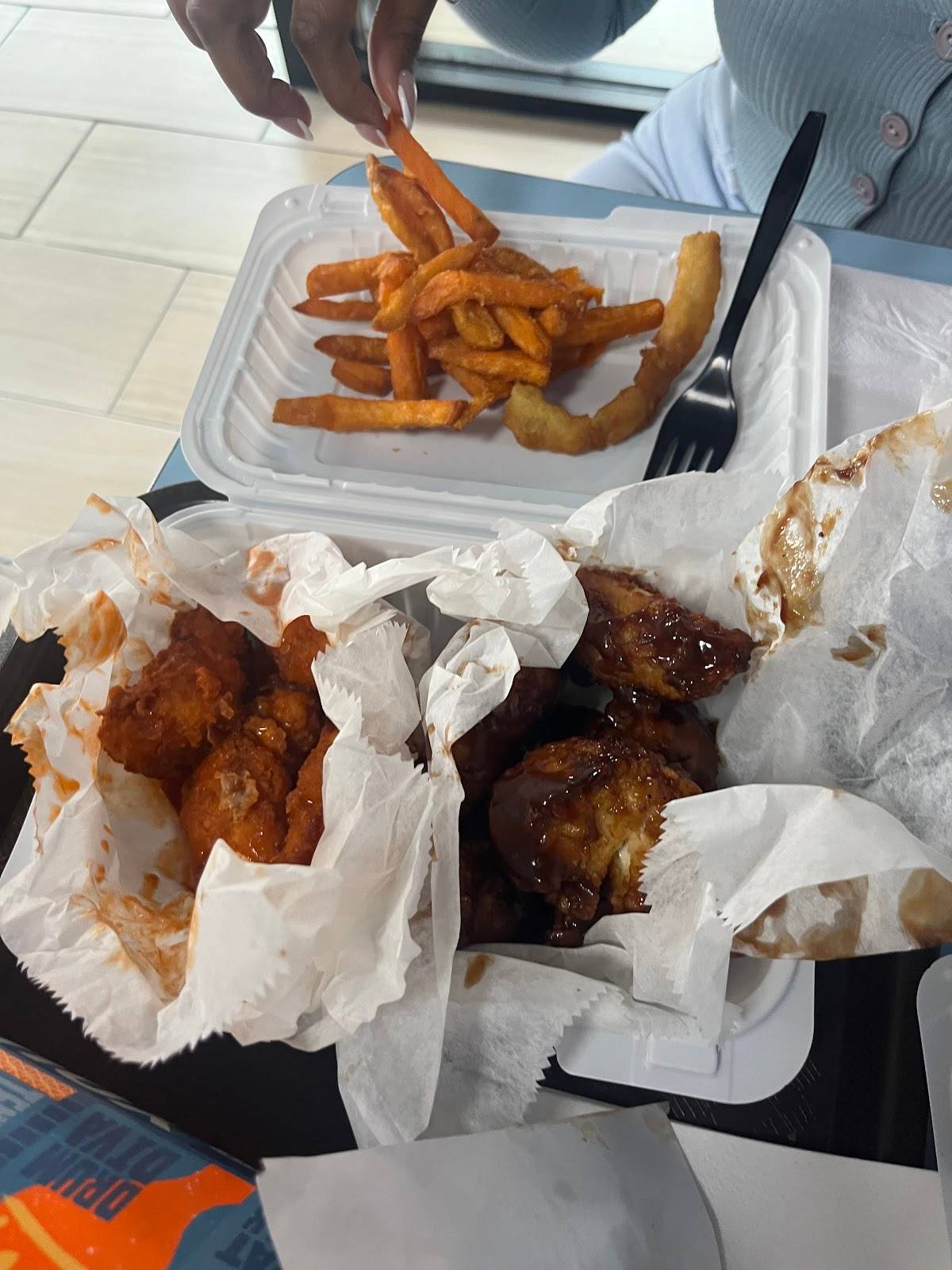 Atomic Wings - Photo 4