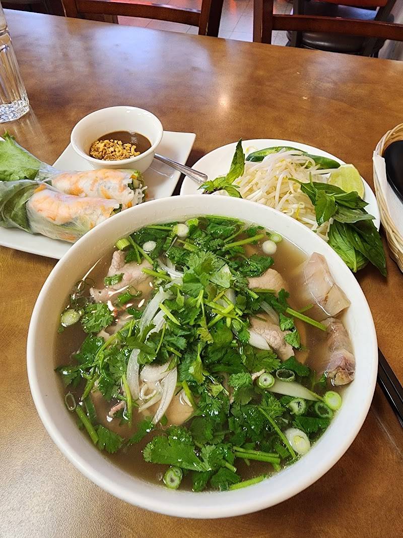 Le's Pho Tai & Sandwiches restaurant in Shoreline - photo 3