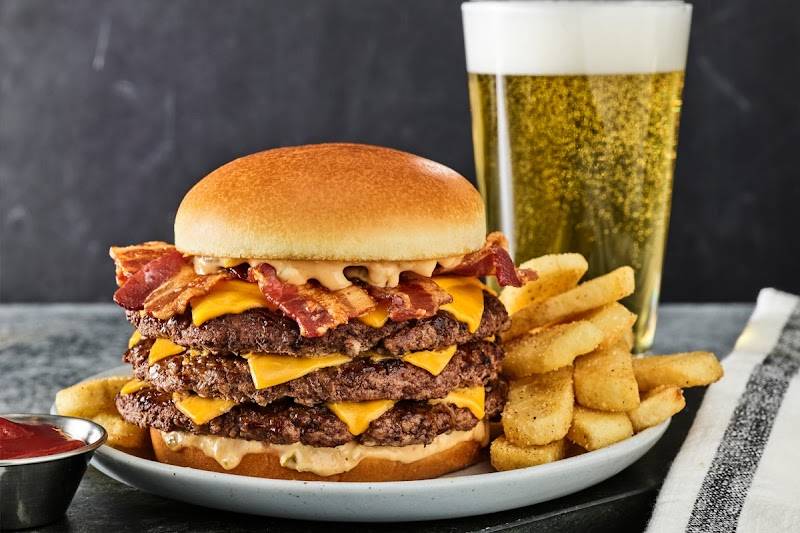 Red Robin Gourmet Burgers and Brews restaurant in Albuquerque - photo 2