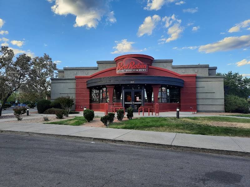 Red Robin Gourmet Burgers and Brews restaurant in Albuquerque - photo 4