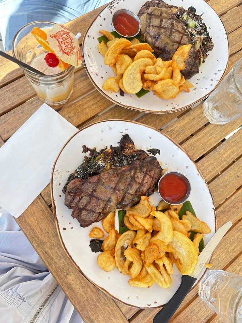 Tikis Grill & Bar restaurant in Honolulu - photo 3
