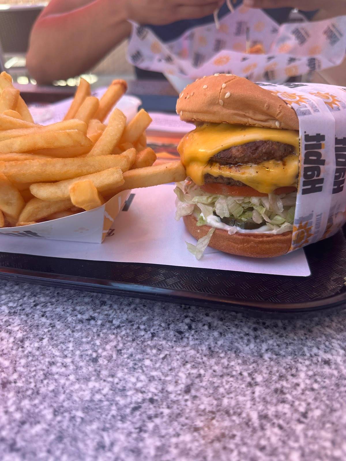 Habit Burger & Grill restaurant in Los Angeles - photo 4