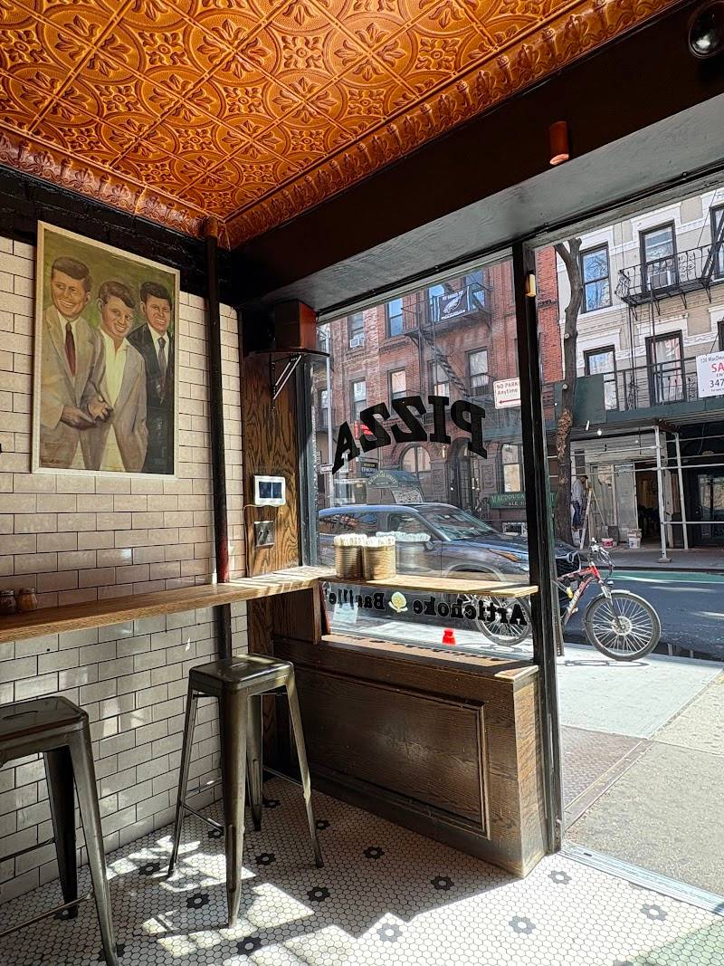 Artichoke Basille's Pizza restaurant in New York - photo 5