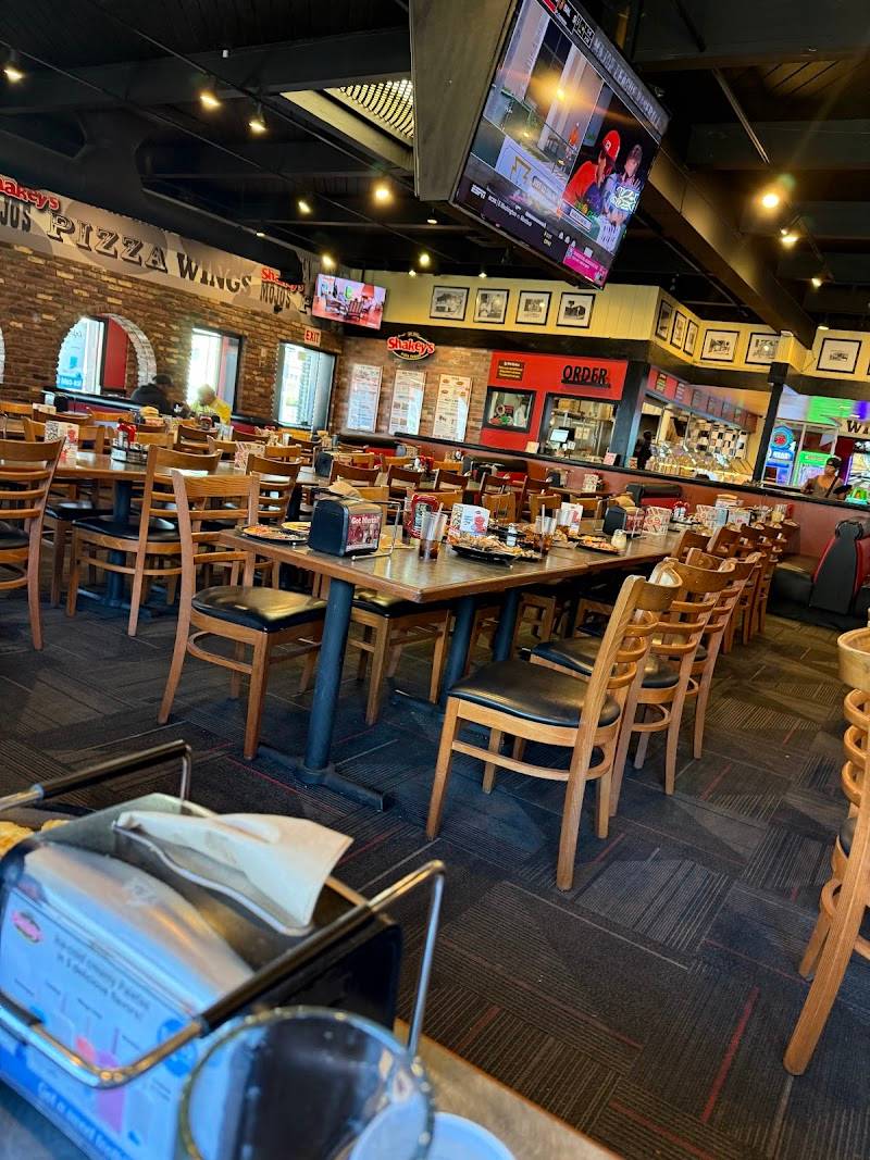 Shakey's Pizza Parlor restaurant in Los Angeles - photo 4
