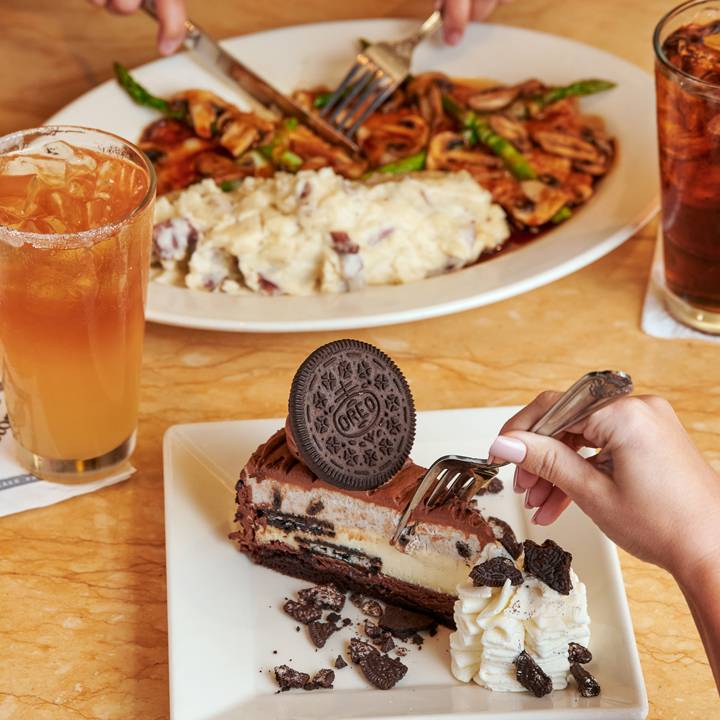 The Cheesecake Factory restaurant in San Francisco - photo 2
