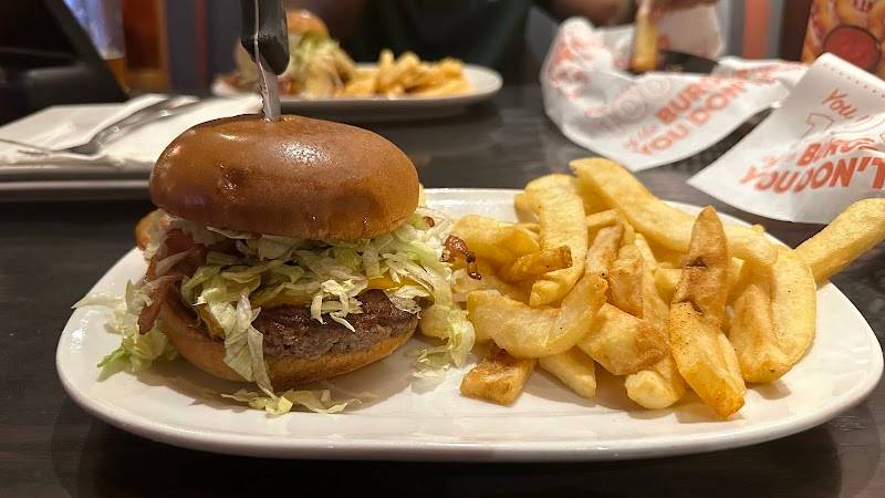 Red Robin Gourmet Burgers and Brews restaurant in Clifton - photo 5