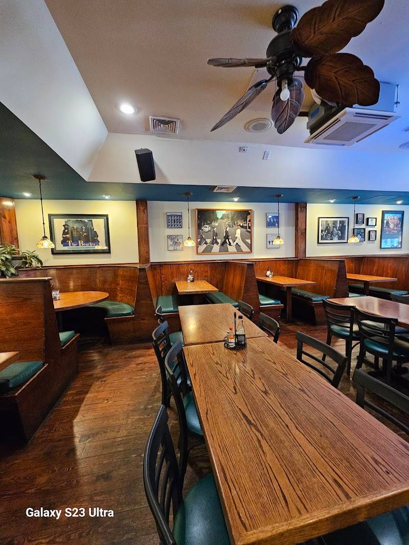 Abbey Road Pub & Restaurant & Lucy's Sky Bar restaurant in Virginia Beach - photo 4